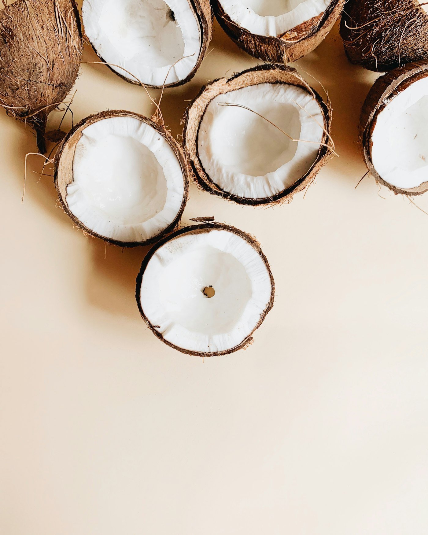 Quả dừa tươi và chén dầu dừa nguyên chất